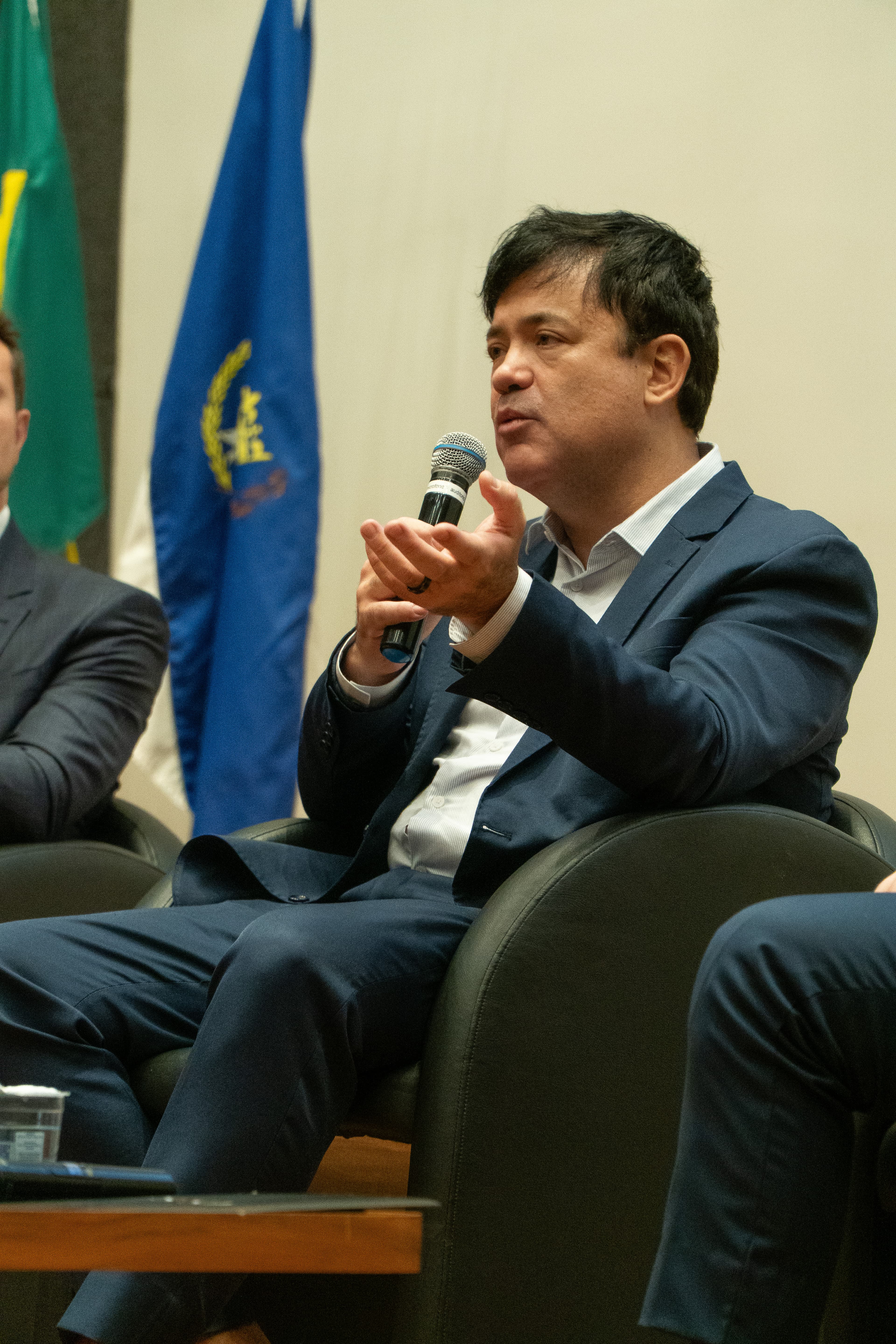 Adriano Subirá com microfone